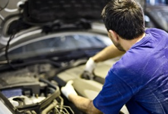 Mechaniker bei der Arbeit